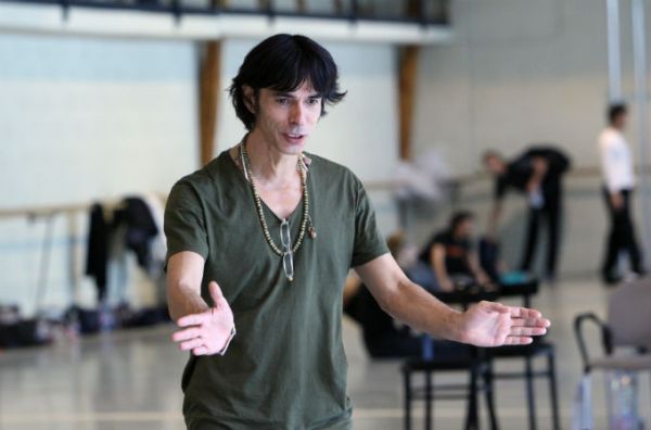 Gil Roman_Béjart_lamanoqueescribeconpluma